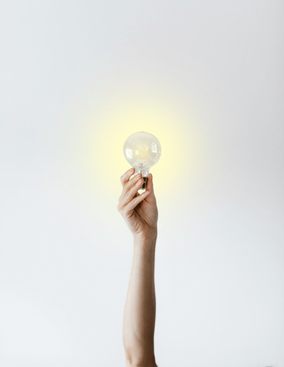 futuro_regazzi_lampadina