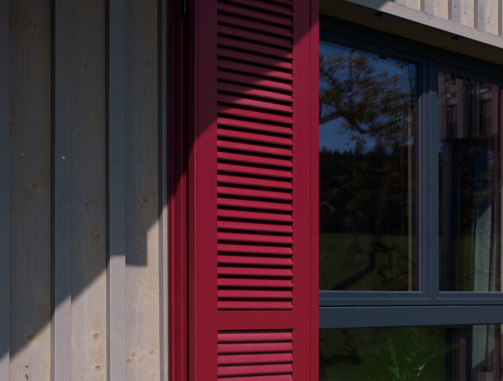 Regazzi Sole – Gelosie e Persiane a stecche fisse 007