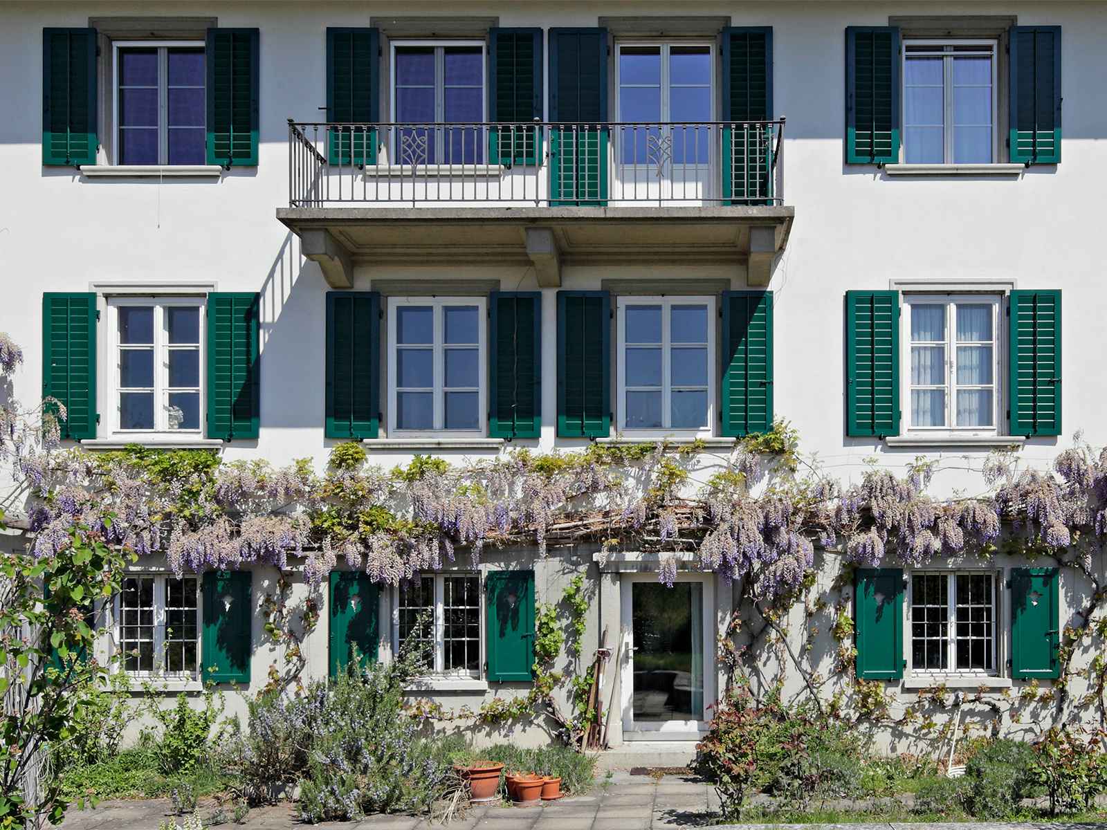 Regazzi Sole – Gelosie e Persiane a stecche regolabili 001