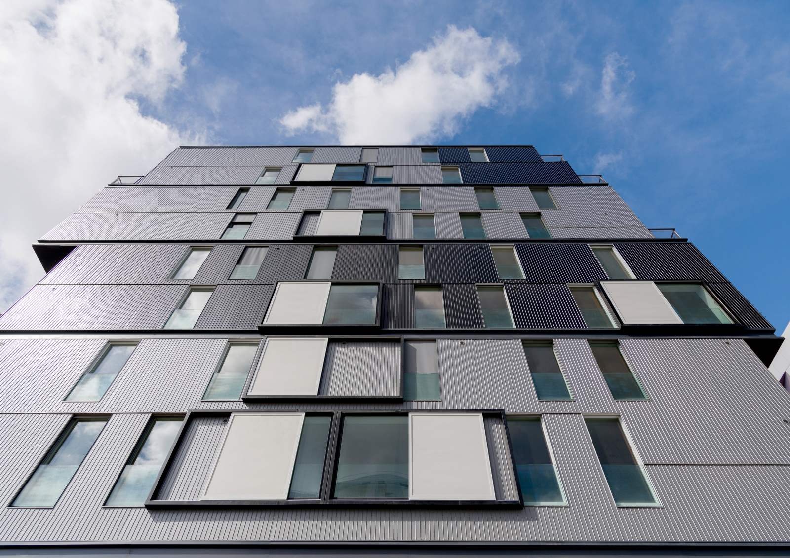 Regazzi Sole – Gelosie e Persiane scorrevoli 019