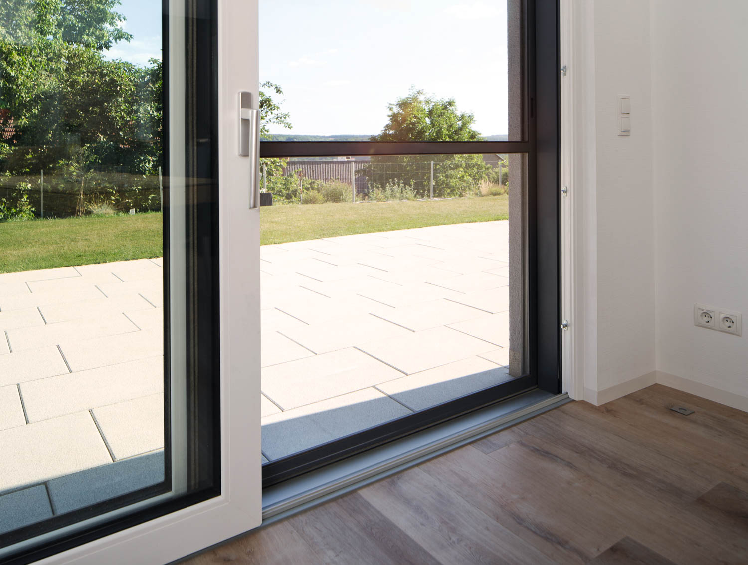 Regazzi Sole – Zanzariere – a battente-002