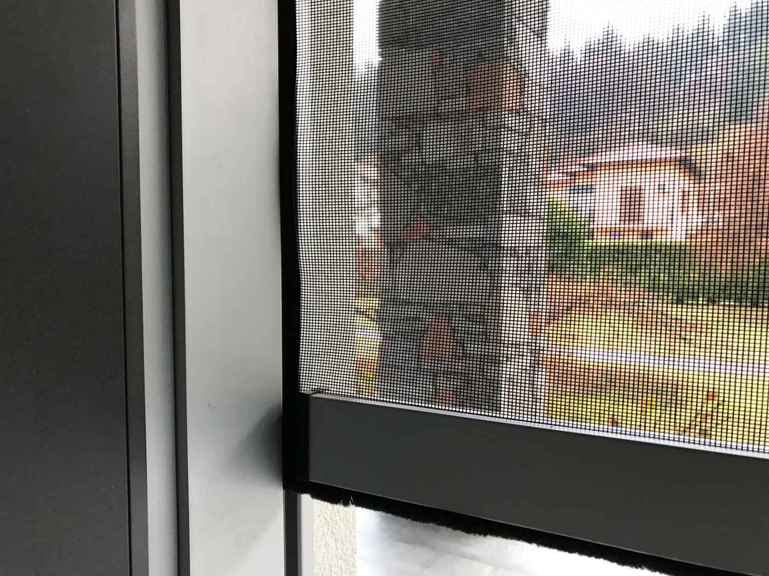 Regazzi Sole – Zanzariere – verticali a molla-006